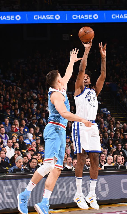 年轻球员释放潜力（青年球员展露锋芒）