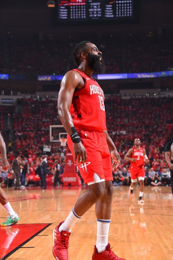 上一次对阵安哥拉：梅西斯卡洛尼替补登场，阿亚拉百场（上回对阵安哥拉：梅西、斯卡洛尼替补出场，阿亚拉达成百场里程碑）