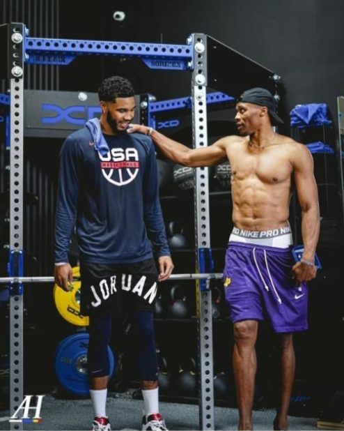 湖人浓眉哥篮下统治力助球队获胜（浓眉禁区统治，助湖人赢球）