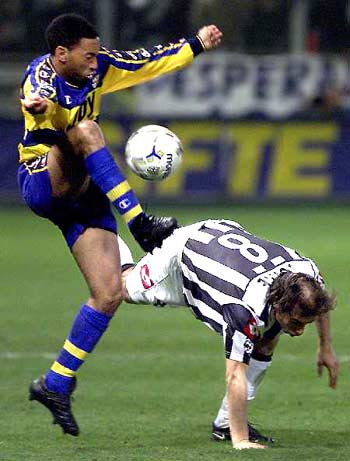 赛前梅州球迷晒多幅Tifo，致敬投资人魏晋平与梅州全体队员（梅州球迷赛前展示多幅Tifo，向投资人魏晋平及全队致敬）